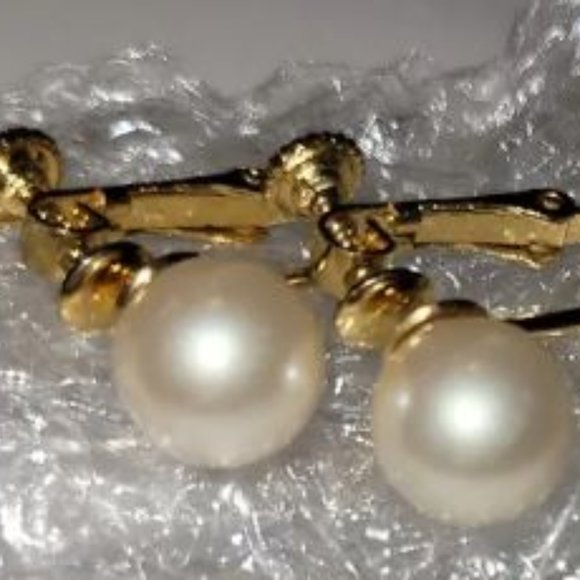 Vintage Clip on Earrings: Marvella - Picture 1 of 4